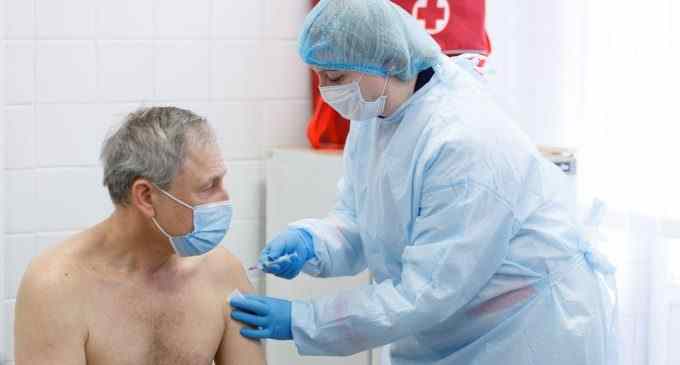 Бустерна чи додаткова доза COVID-вакцини: у чому різниця