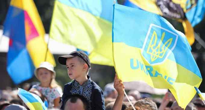 До 20 тисяч доларів до повноліття. Як працюватиме “економічний паспорт” в Україні
