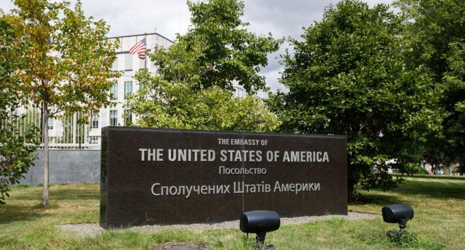 США можуть евакуювати з України сім’ї своїх дипломатів, – Bloomberg