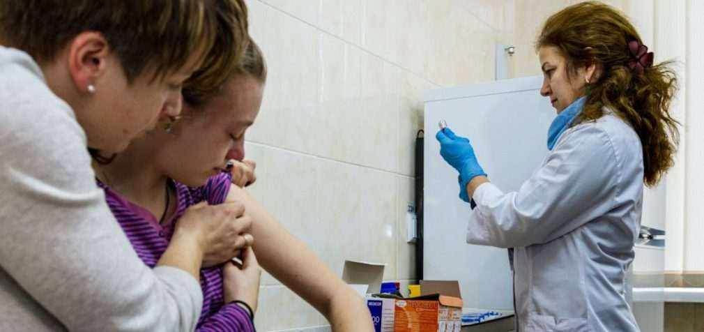 Неповнолітні зможуть отримати тисячу за вакцинацію. Кабмін розробить програму