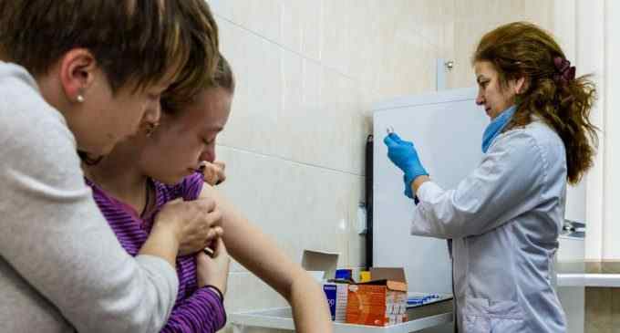 Неповнолітні зможуть отримати тисячу за вакцинацію. Кабмін розробить програму
