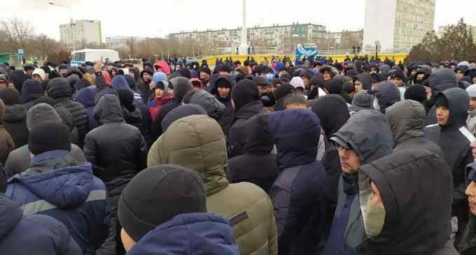 Масові затримання, сутички та штурм адмінбудівлі. Протести в Казахстані тривають: подробиці
