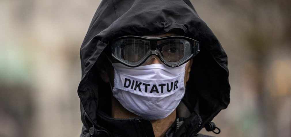 Тисячі людей у Німеччині вийшли на протести проти антикоронавірусної політики