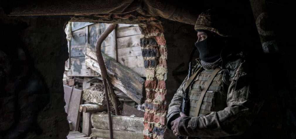 На Донбасі двоє військових підірвалися на міні