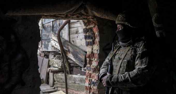На Донбасі двоє військових підірвалися на міні