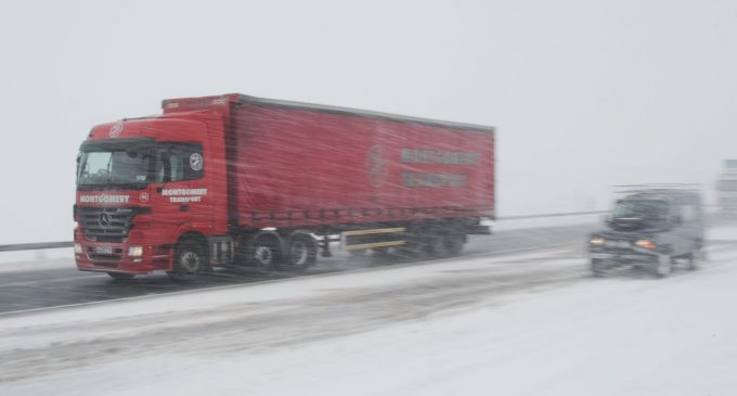 Київ обмежить в’їзд вантажівок через снігопад: коли діятиме заборона