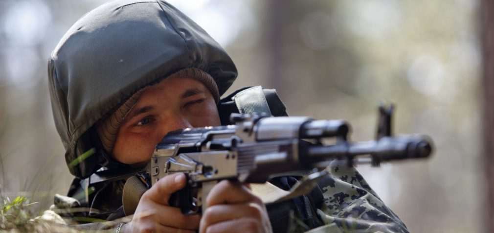 На Донбасі важко поранений боєць: бойовики били з гранатометів і стрілецької зброї