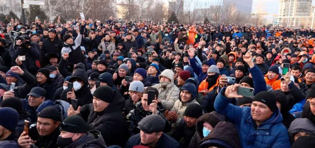 Країна без зв’язку і перші вибухи в Алмати: всі подробиці протестів у Казахстані