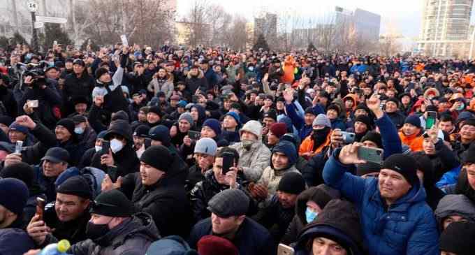 Країна без зв’язку і перші вибухи в Алмати: всі подробиці протестів у Казахстані