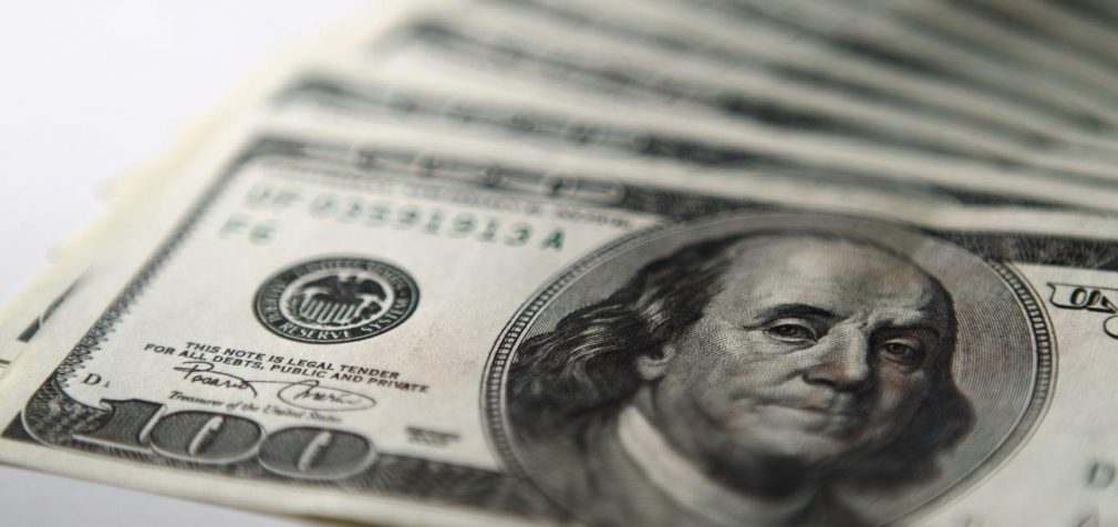 Долар зростає на тлі загрози вторгнення РФ до України, криптовалюти падають, – Reuters