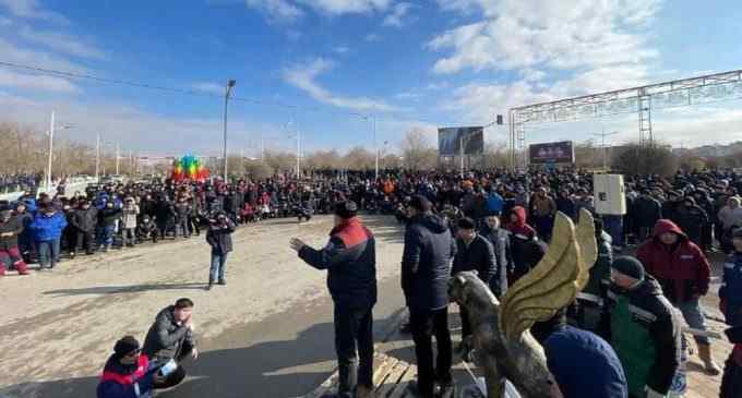 Мирні акції, зачистки і стрілянина в Алмати: що зараз відбувається в Казахстані