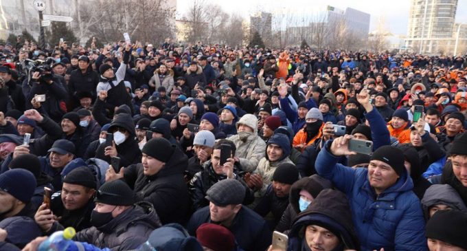 Захоплення мерії, стрілянина та зіткнення: що відбувається в Алмати