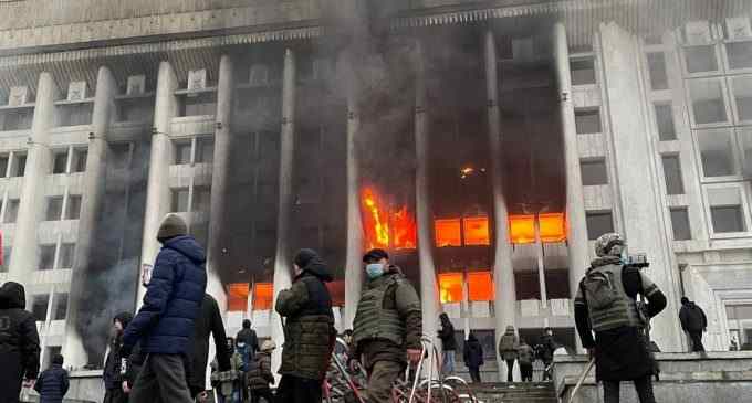 Від ціни на газ до вимог зміни влади: чому Казахстан протестує