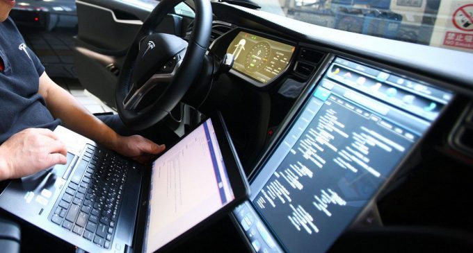 19-річний хакер зажадав від Tesla мільйон доларів і електромобіль в подарунок