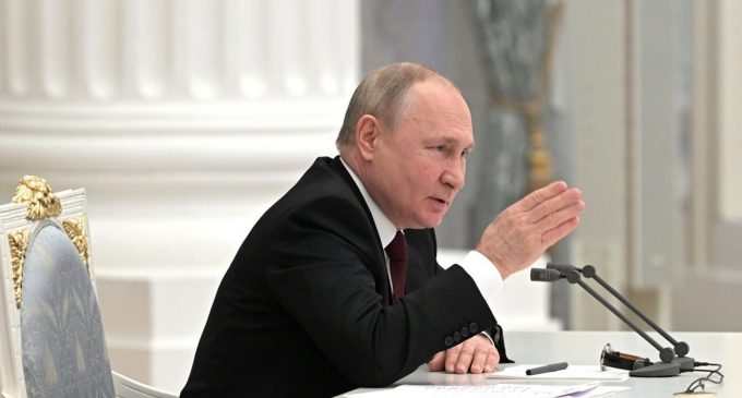 Путін заявив Макрону і Шольцу, що визнає “ЛДНР”