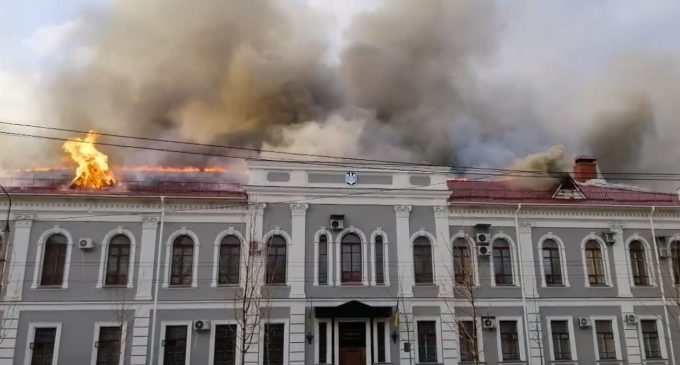 У Чернігові атакували управління СБУ. Будівля горить