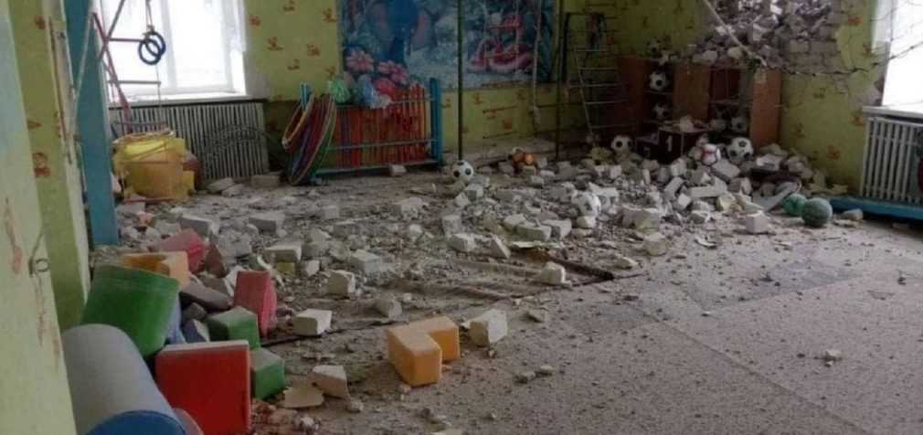 Обстріл дитсадку, ліцею та залізниці. На Донбасі загострення: що відбувається