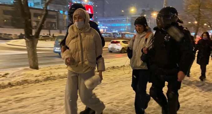 У Росії протестують проти війни з Україною: затримано майже 900 людей
