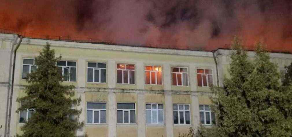 У Києві сталася пожежа в гімназії східних мов