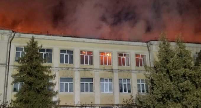 У Києві сталася пожежа в гімназії східних мов