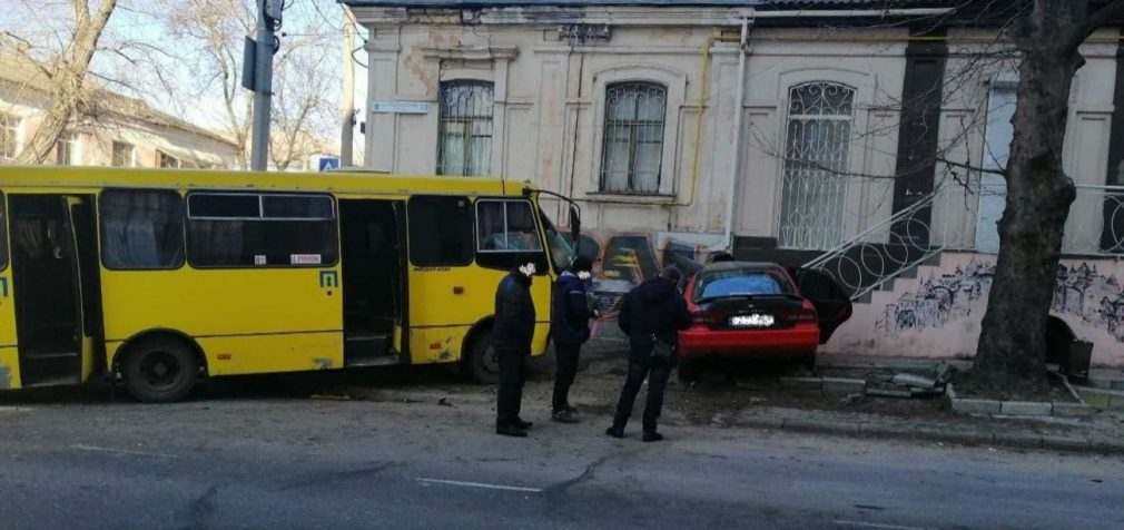 У центрі Херсона сталася ДТП за участі маршрутки: є постраждалі