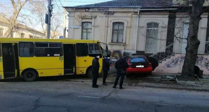 У центрі Херсона сталася ДТП за участі маршрутки: є постраждалі