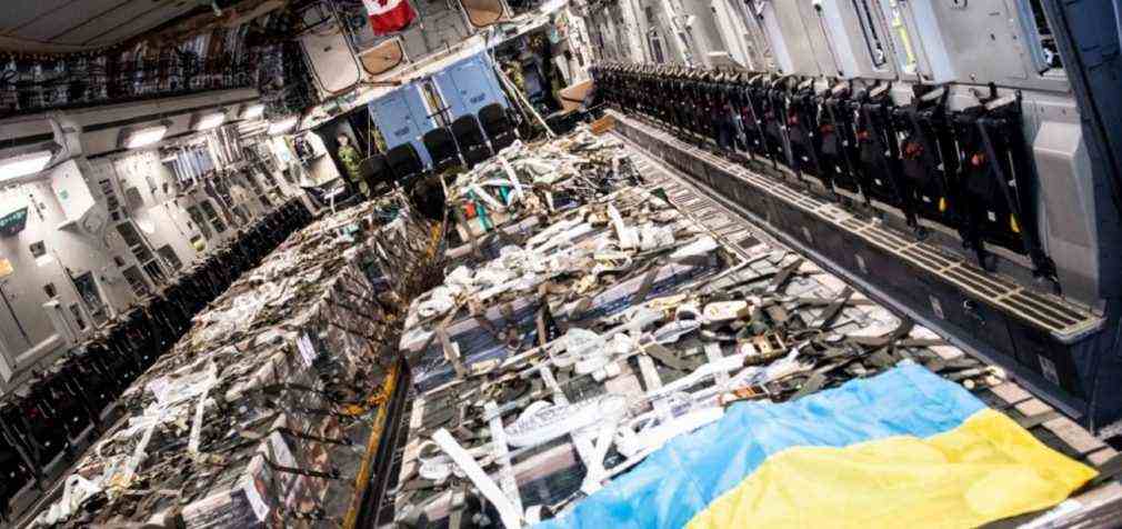 В Україну прибув другий літак з летальною зброєю від Канади