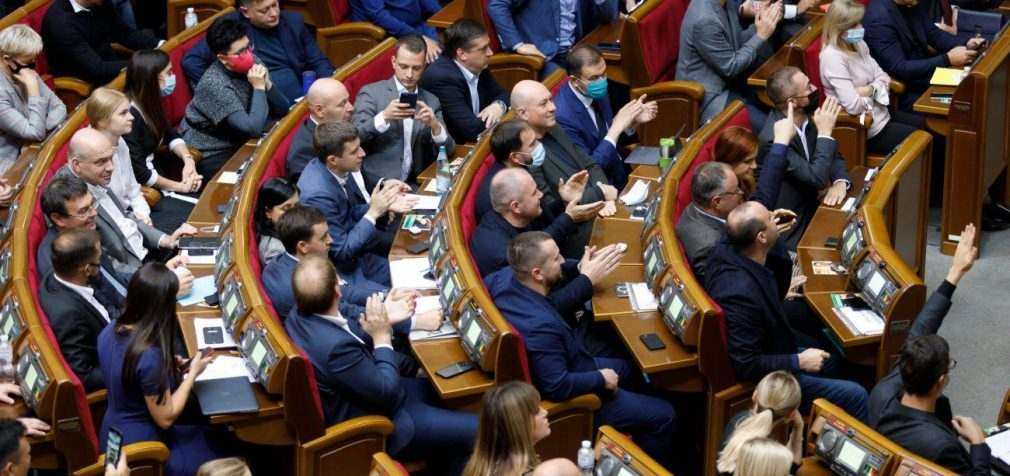 Чиновникам можуть заборони виїзд з України на період воєнного стану: про кого йде мова