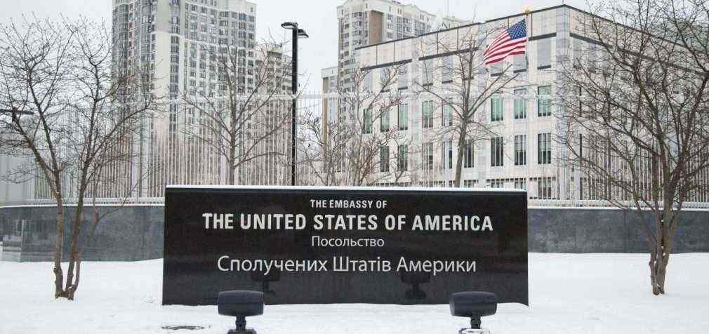 Практично всіх співробітників. США планують евакуювати посольство в Україні, – AP