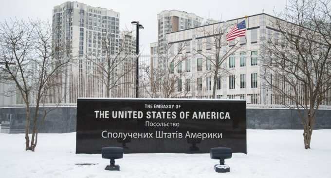 Практично всіх співробітників. США планують евакуювати посольство в Україні, – AP