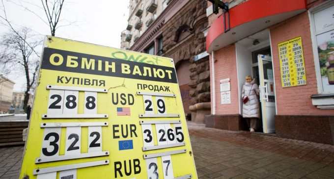 Валюти всім вистачає. Що відбувається на міжбанку і як реагує Нацбанк
