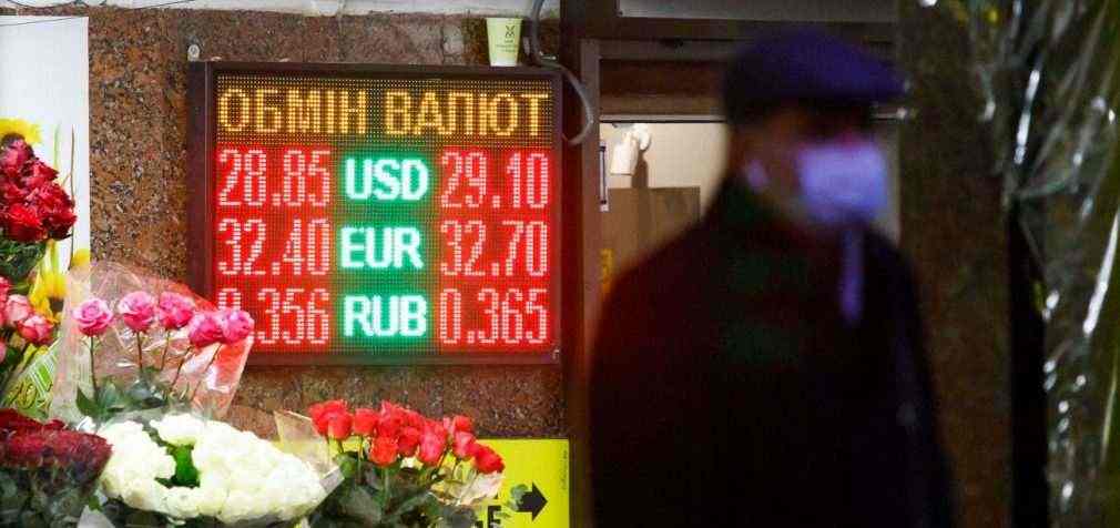 Міжбанк відкрився рекордним стрибком курсу долара через загрозу російського вторгнення