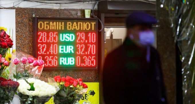 Міжбанк відкрився рекордним стрибком курсу долара через загрозу російського вторгнення