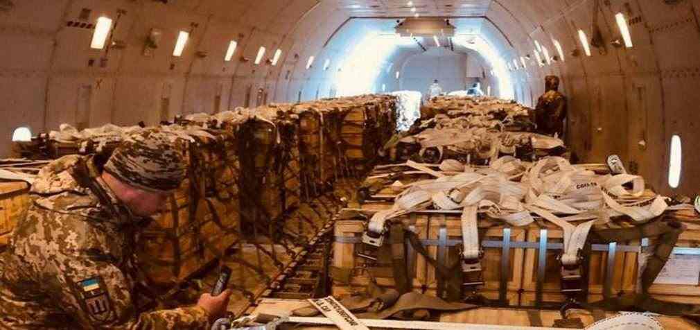 США доставили чергову партію військової допомоги для України: що привезли