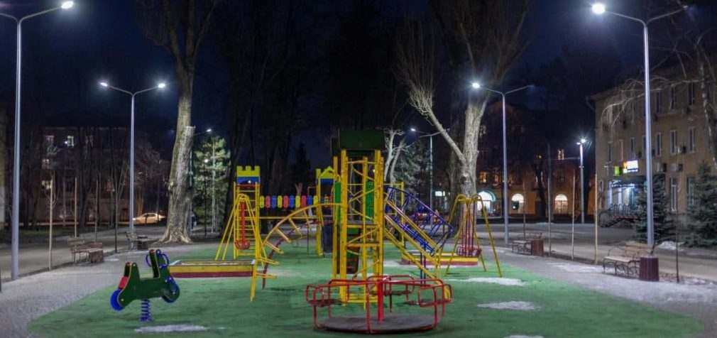 Вулиці Кам’янського стають світлішими