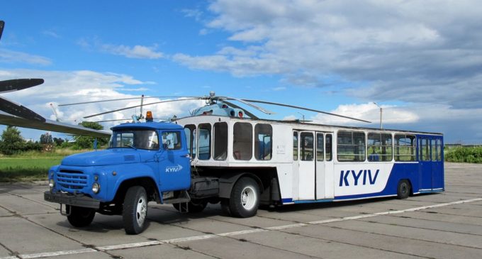Чому в аеропортах СРСР людей до трапу літака возили вантажні автомобілі з причепом