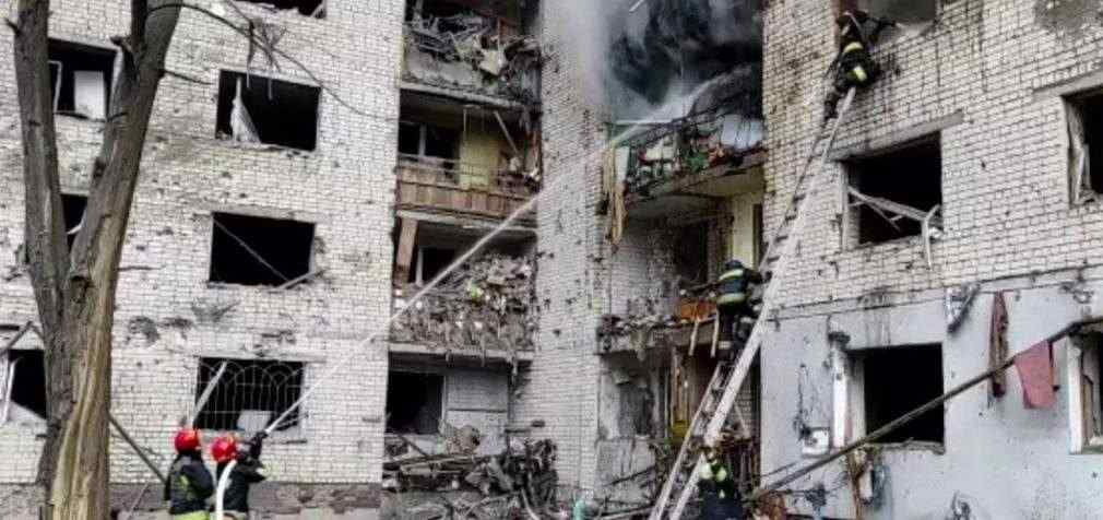Ракетний обстріл Чернігова: з-під завалів будинку дістали тіла 22 людей