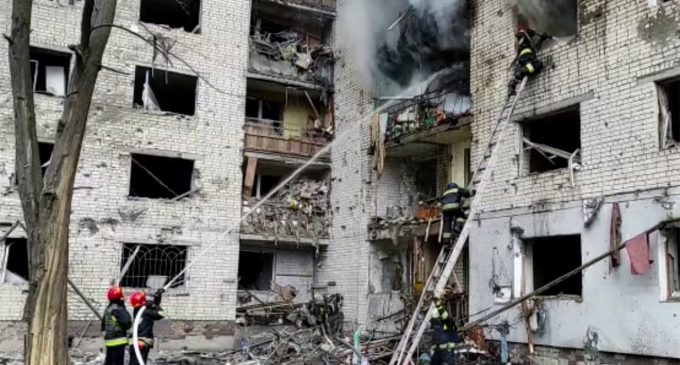 Ракетний обстріл Чернігова: з-під завалів будинку дістали тіла 22 людей