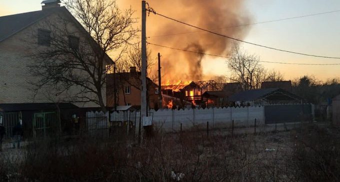 Київ знову обстріляли окупанти: снаряди влучили в приватні будинки