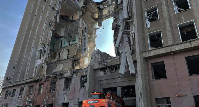 Кількість загиблих від ракетного удару по будівлі Миколаївської ОДА зросла до 15 людей