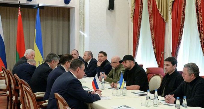 РФ на переговорах з Україною готова відмовитися від більшості вимог, крім НАТО, – FT