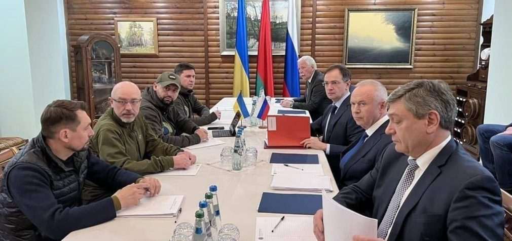 Третій раунд переговорів між Україною та РФ закінчився. Про що домовилися