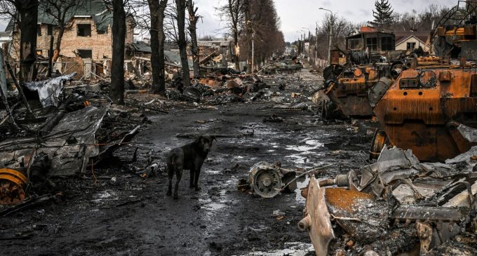 У нас немає електрики та інтернету, нам потрібно радіо. Жителі Бучі розповіли про єдине джерело інформації