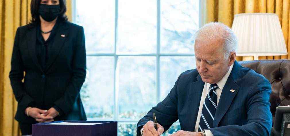 США офіційно відмовились від енергоносіїв Росії. Байден підписав указ