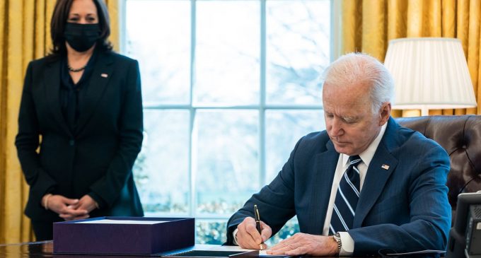 США офіційно відмовились від енергоносіїв Росії. Байден підписав указ