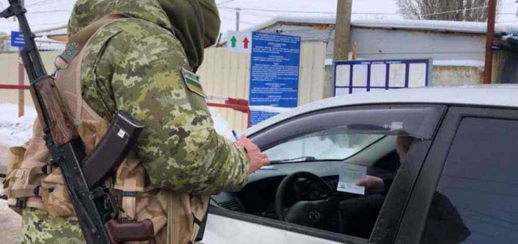 Хто з чоловіків віком 18-60 років може виїхати з України: список винятків