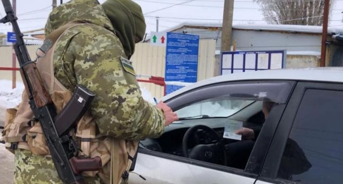 Хто з чоловіків віком 18-60 років може виїхати з України: список винятків