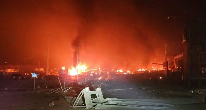 У Києві прогриміло кілька вибухів, почалася пожежа