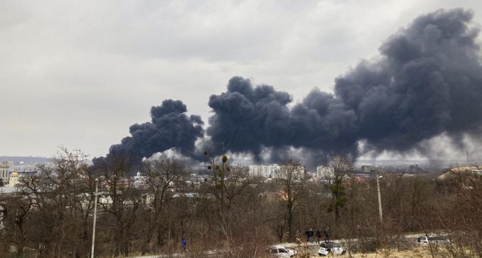 Ракетний удар по Львову: горить промисловий об’єкт