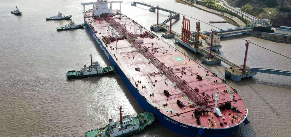 Ринок нафти в тіні, а танкери зникають з радарів. Росія намагається обійти санкції, – CNN